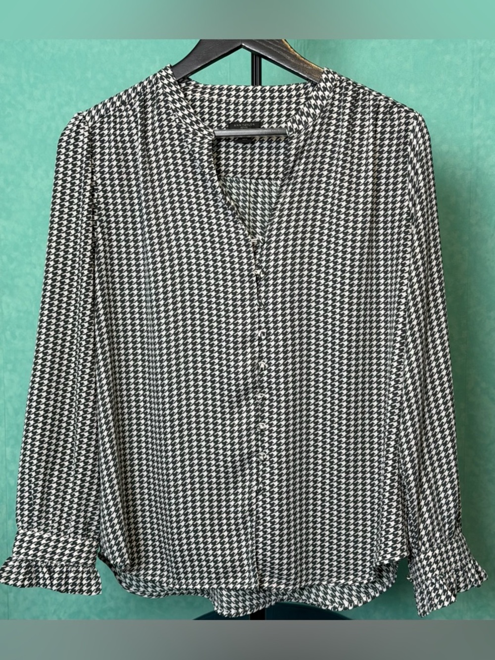 ✨🖤🤍Ann Taylor Black and White Houndstooth Blouse